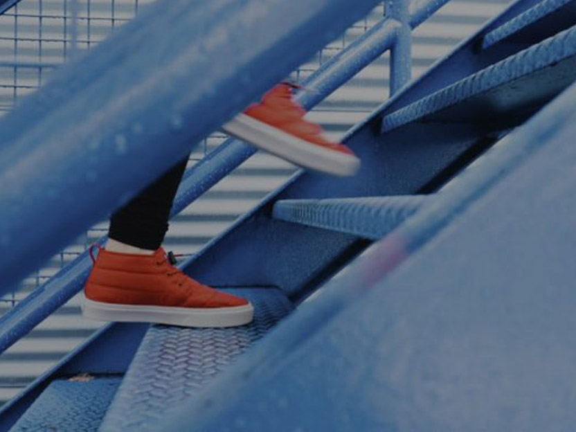 Vive num prédio sem elevador? Conheça os benefícios de subir escadas