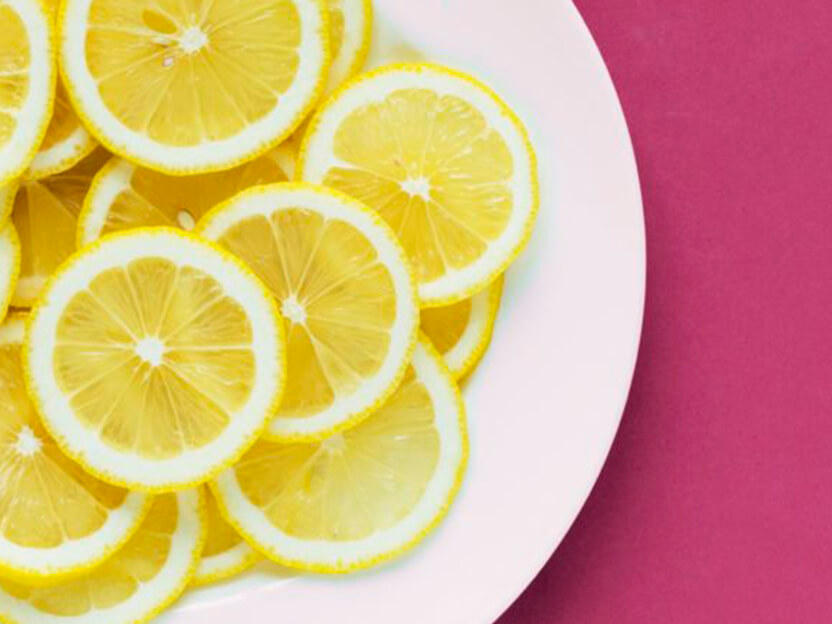 Os benefícios de beber um copo de água com limão todas as manhãs