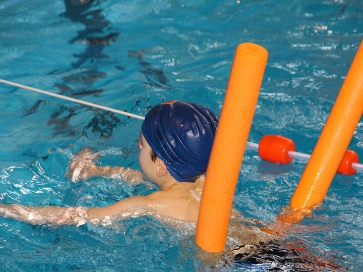 Como ajudar os seus filhos a superar o medo de nadar