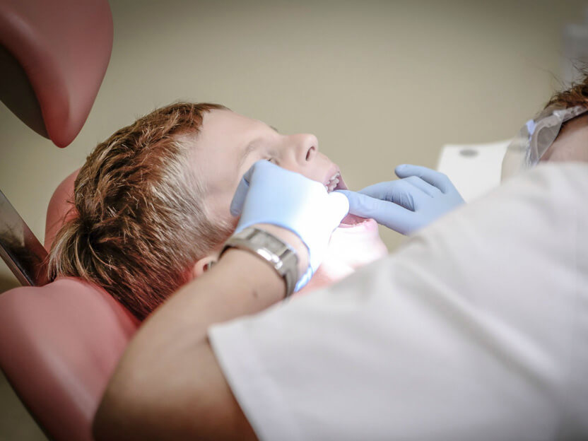 Como preparar a primeira visita dos seus filhos ao dentista