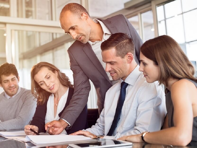 Como manter uma carreira de agente de seguros com base em referências e recomendações