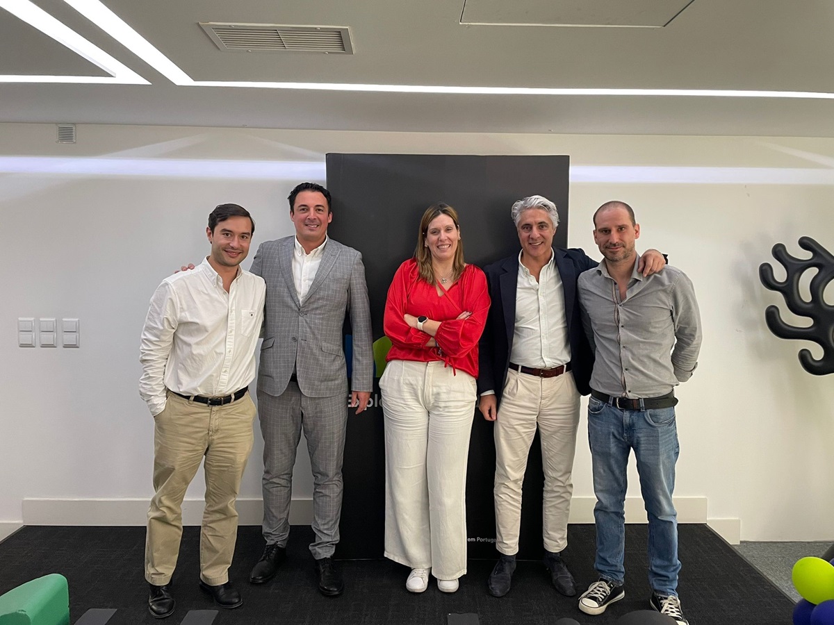 (da esquerda para a direita): Pedro Rosa (WiZink),  Miguel Silva (MetLife), Carla Pereira (MetLife), Ricardo Sánchez Pato (MetLife) e Francisco Reis (WiZink).